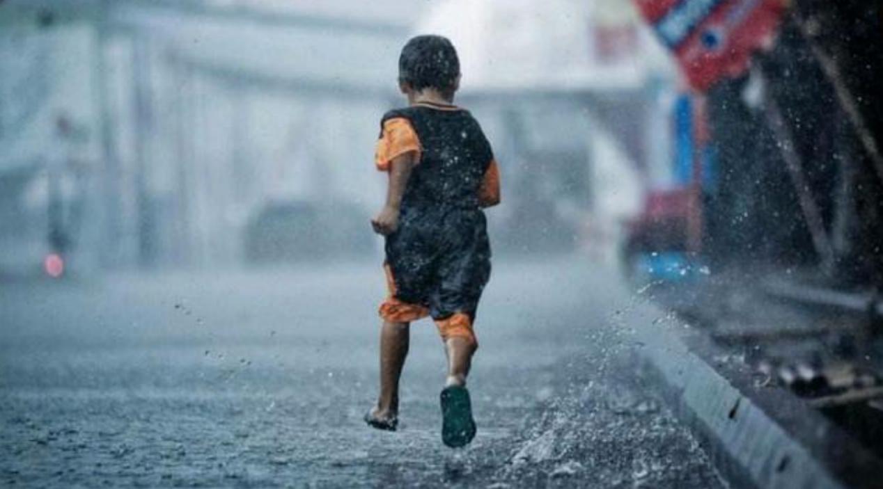 女儿告诉爸爸自己看到鬼,女儿放学突然看见打工的爸爸