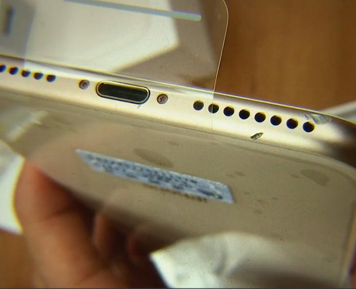 小伙花288元网购了一部苹果11手机,小伙买了一箱苹果打开后傻眼了