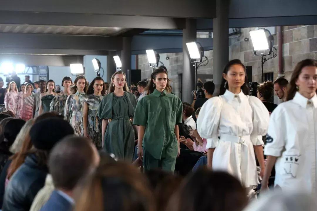 法国巴黎时装周春季限量单品,巴黎时装周宽松款流行