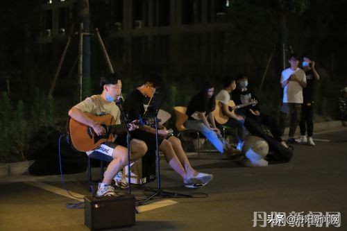 南师大中北学院首届“龙湖夜市”节暨“周末露天影院”开幕啦