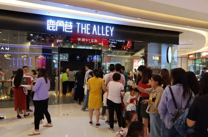 还没过节，济南这里已堵成了人山人海！最大规模的综合体开业！还有水哥王昱珩打造的绿植墙