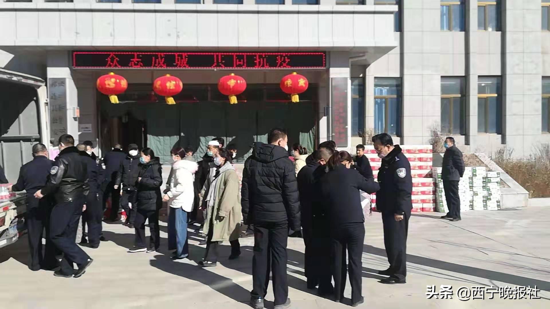 抗疫一线的基层党员干部,抗击疫情党员暖心慰问社区工作者