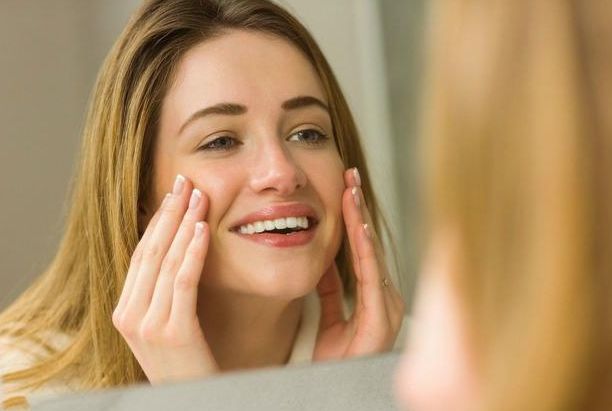 眼下纹去皱的最佳方法,脸上长斑点和川字纹怎么调理好