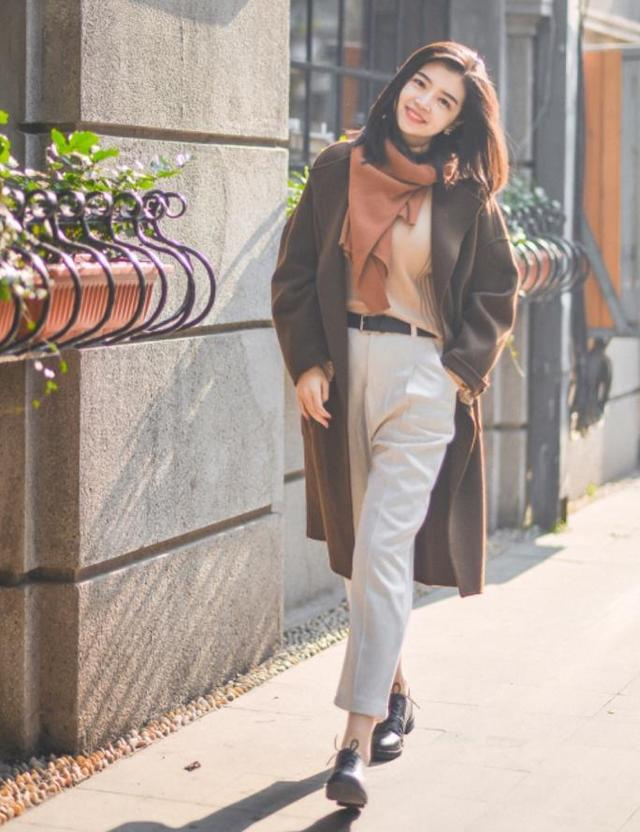 开春这样穿清新又有质感毛衣,毛衣这样穿再普通的毛衣也时髦