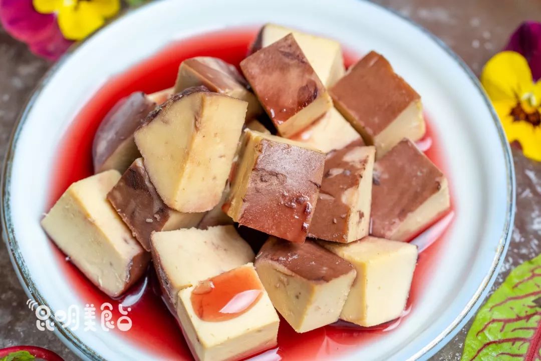 在昆明，第一次见200斤的大鱼，蘸着芥末生吃超爽