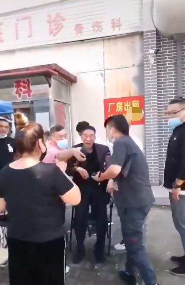 89岁杨少华疑身体不佳，现身骨科医院显消瘦，多人随行走路需搀扶