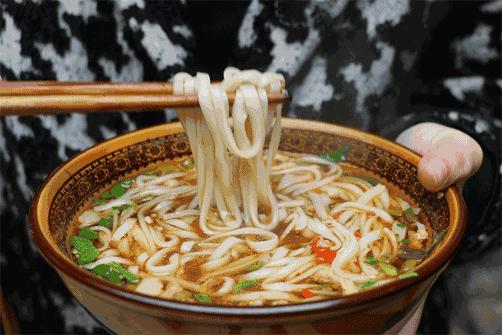 第一时间就是吃一碗广西特色米粉,湖南米粉最正宗的吃法