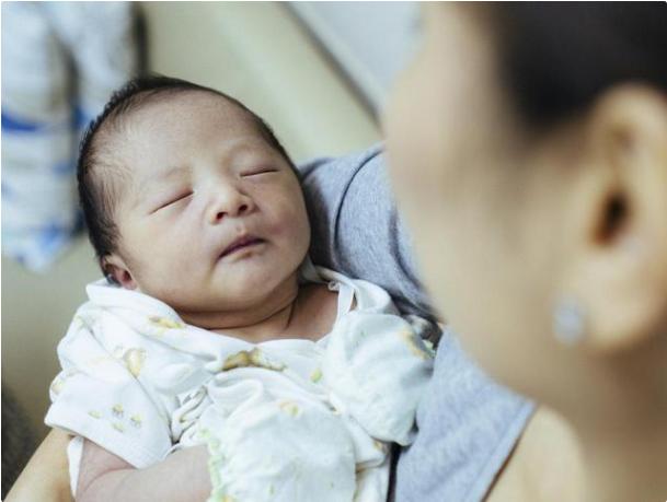 宝宝像尿颤一样的摇头是怎么回事,宝宝八个月摇头像拨浪鼓怎么回事