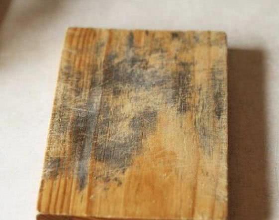 砧板用了一两年了发霉了怎么保养,砧板浇了热油后变黑发霉