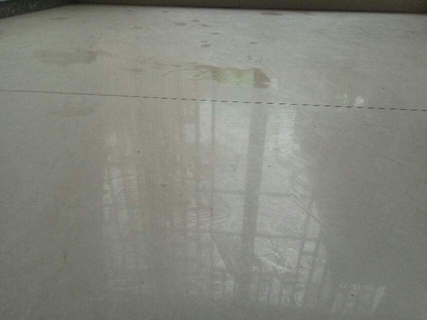 地面潮湿,让地板快速干,您只要拖地的时候加一物,既干净又干爽