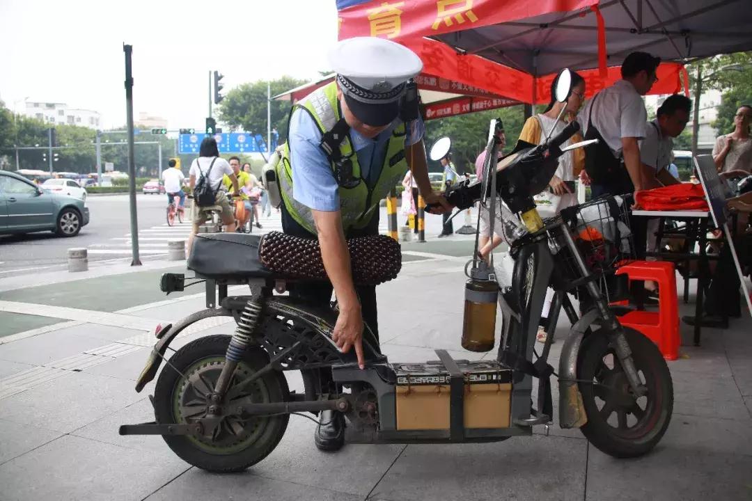 交警查扣的怪异电瓶车,交警查扣的怪异电动车