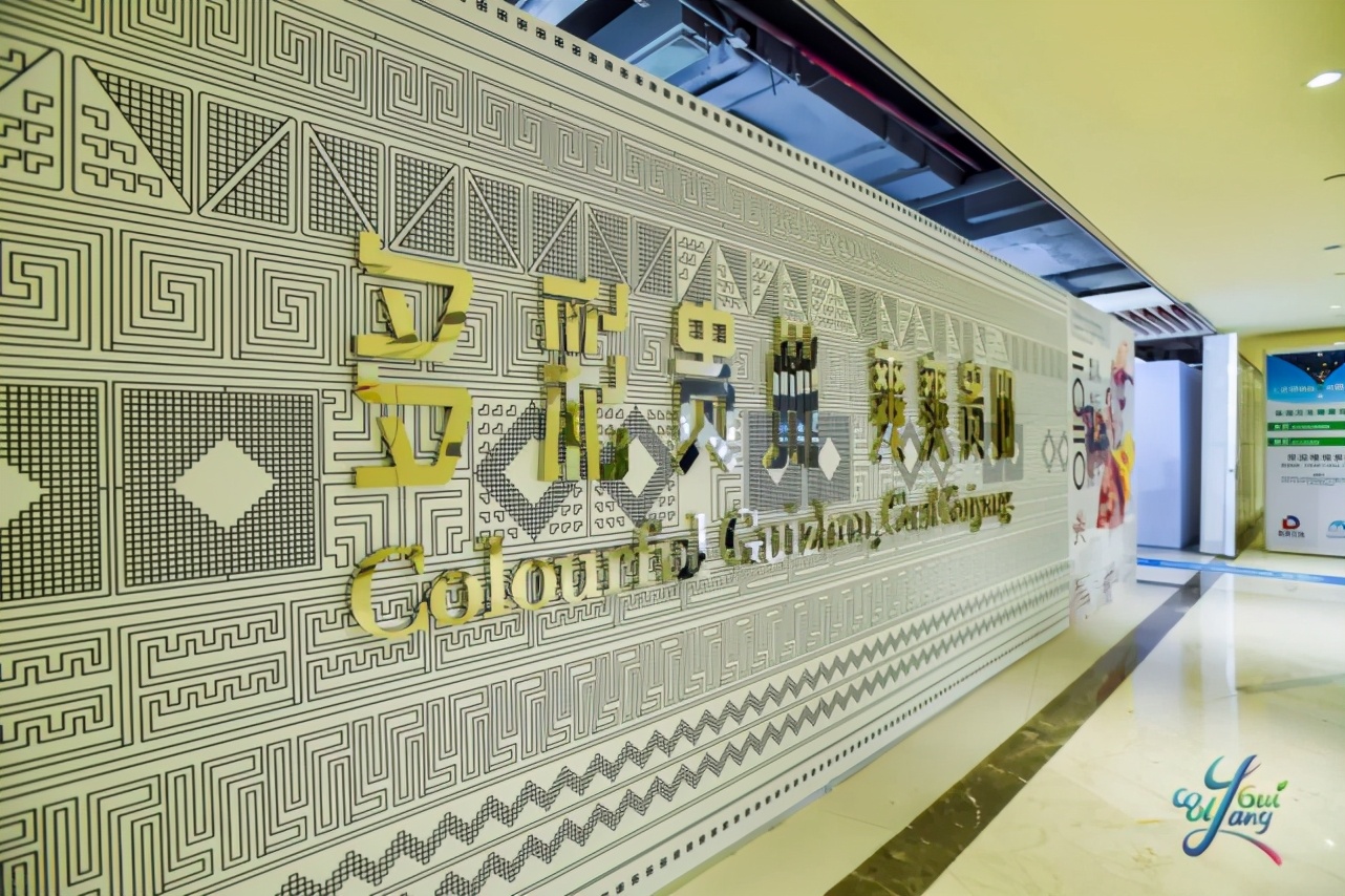 多彩进博会：老干妈走上时装周、苗绣碰撞爱马仕、贵银遇见…