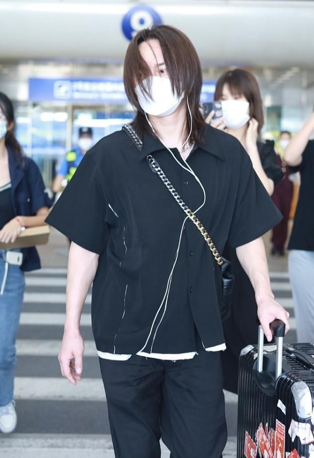 尹正穿黑皮衣图片,尹正硬朗帅气写真