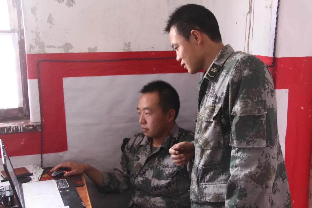 关键时刻军人冲锋陷阵,关键时刻军人最棒