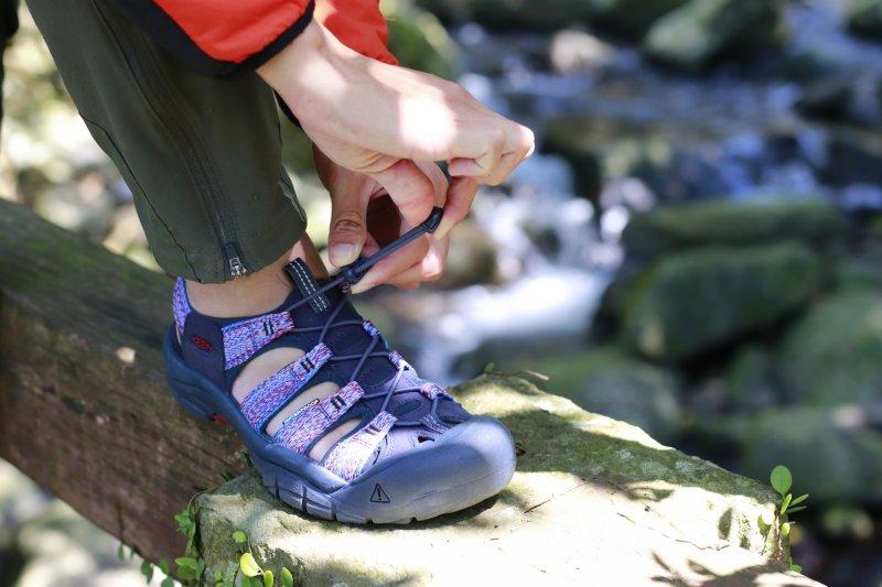 keen2018年湖水蓝凉鞋,户外防水透气凉鞋