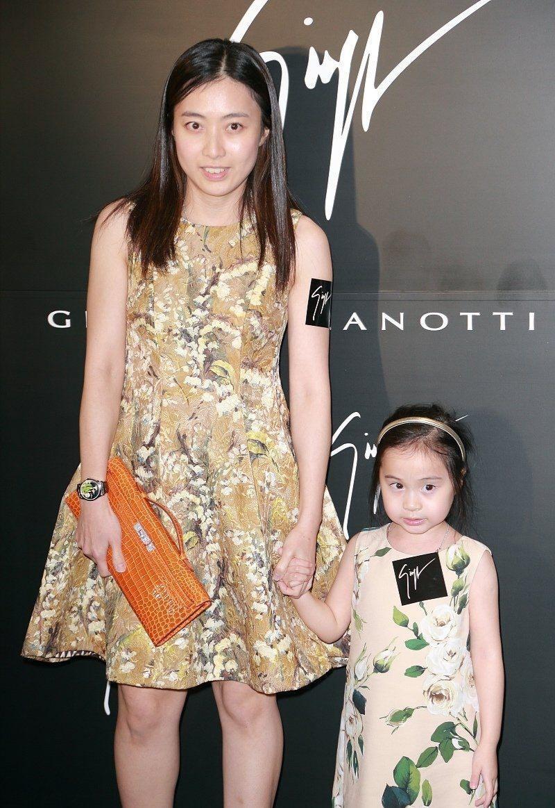 甘比穿搭,阔太太穿什么衣服显年轻