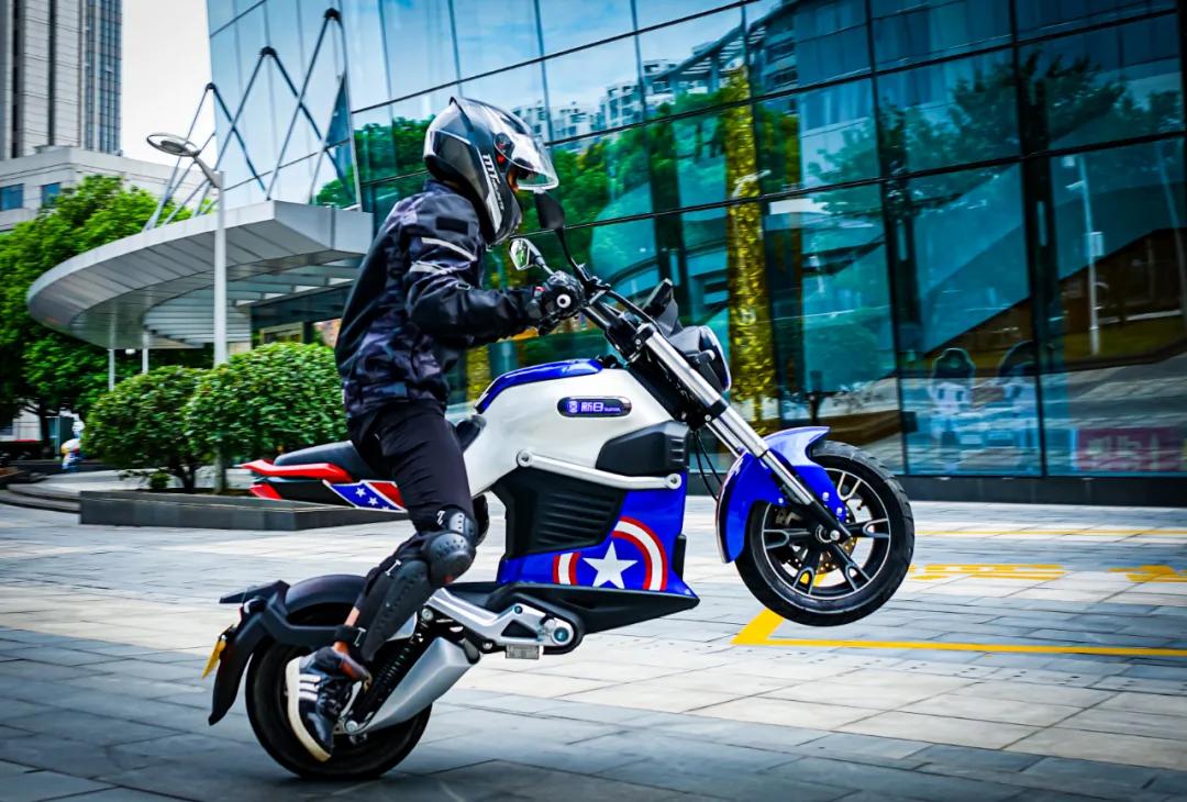 黑科技的电摩MIKUSuper:汽车级锂电双芯双动力指纹解锁