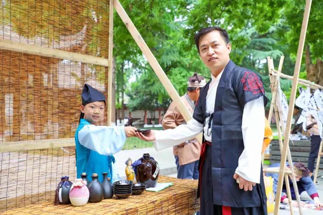 西安汉服秀视频,西安曲江池汉服秀