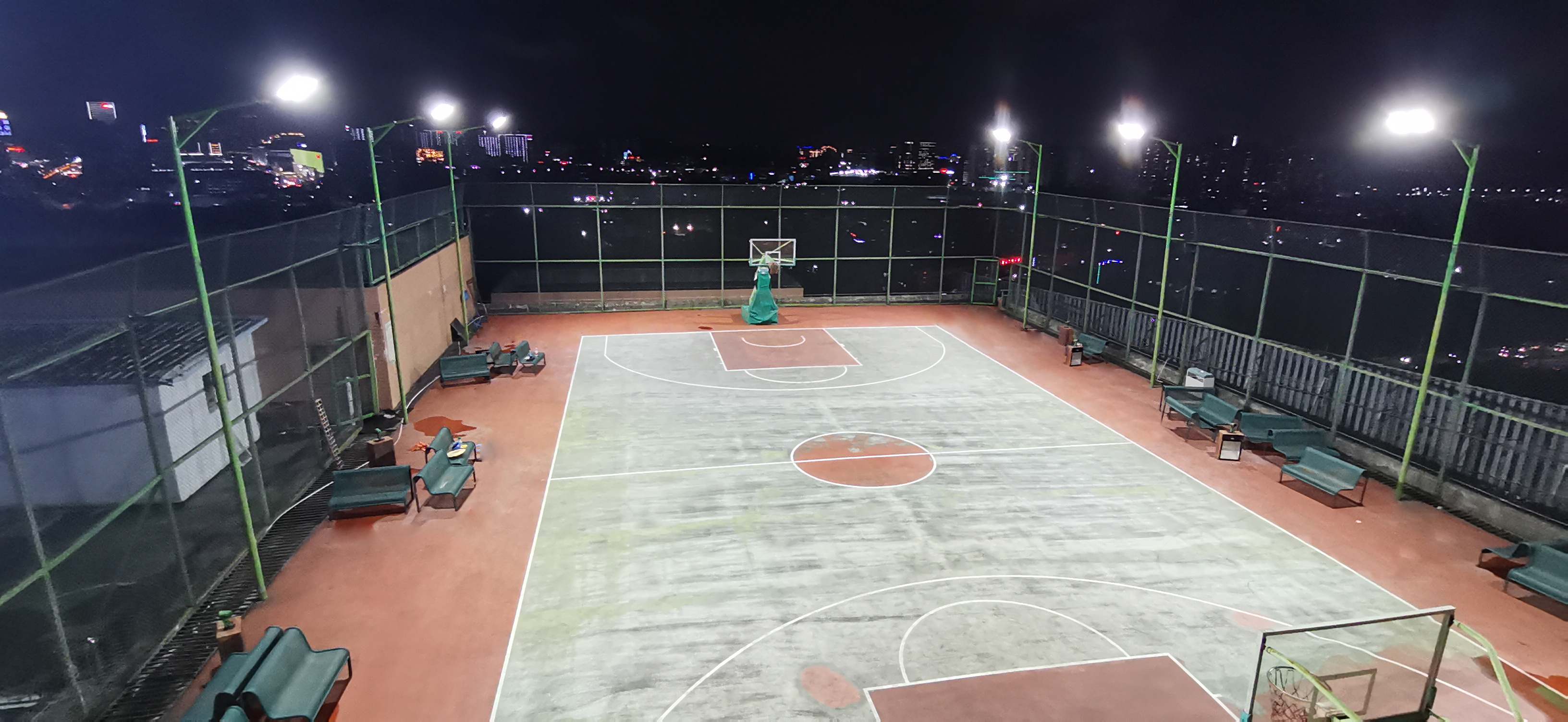 在深圳,惟亚蒂又一天台篮球场灯光项目顺利完工,球友:大大的赞