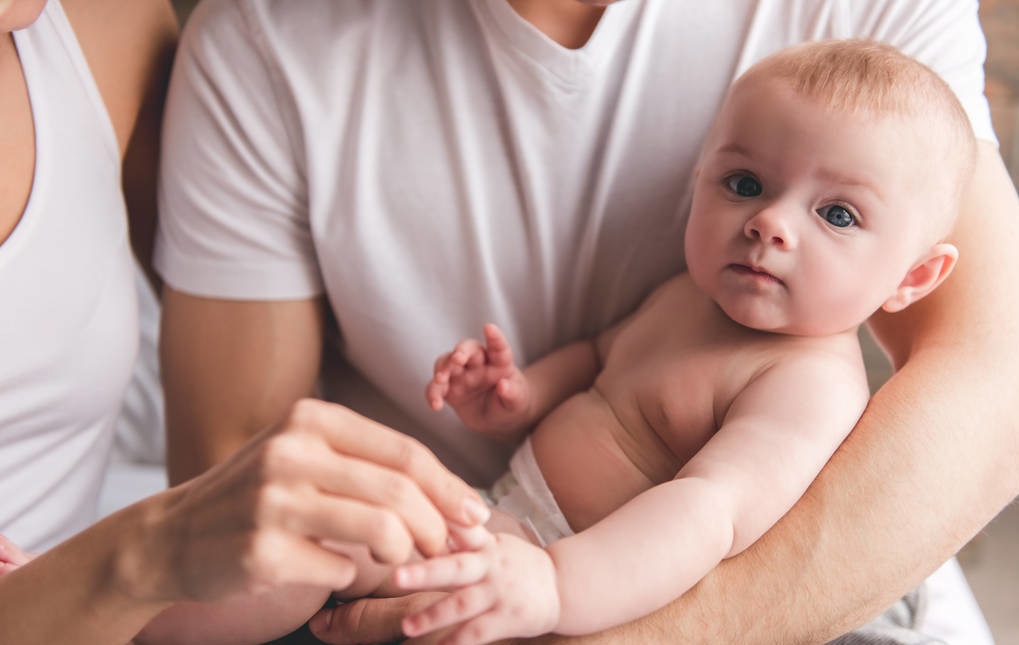 宝宝睡不踏实容易醒要含着奶睡觉,宝宝入睡困难必须吃着奶睡