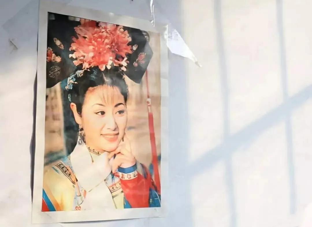 他曾连饭都吃不起如今一手缔造百亿微商帝国，站在C位和二马合影