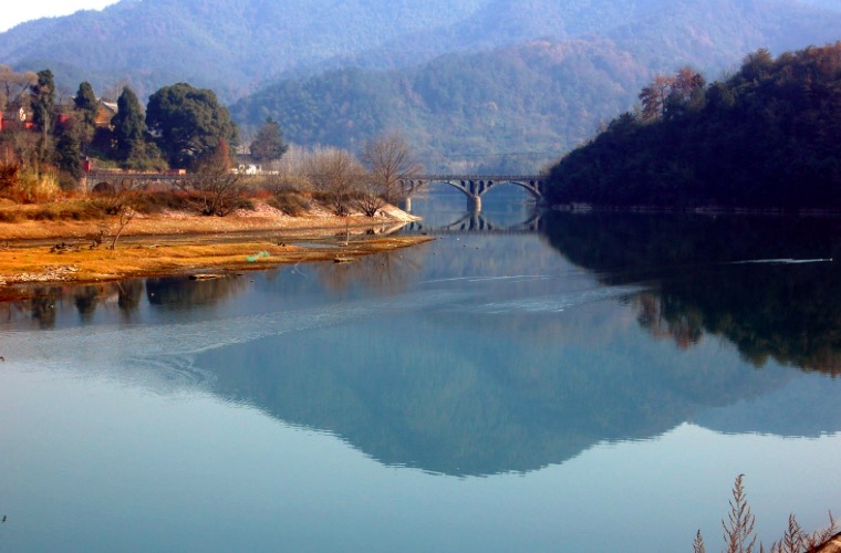 李白江南可采莲,李白有一首称赞姑娘很美的诗