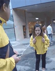 搞笑gif开心一刻,搞笑gif爱情来得太突然了