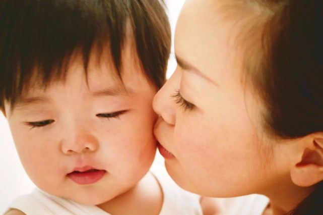 宝宝非长牙期流口水是什么原因,宝宝长牙期流口水流得严重怎么办