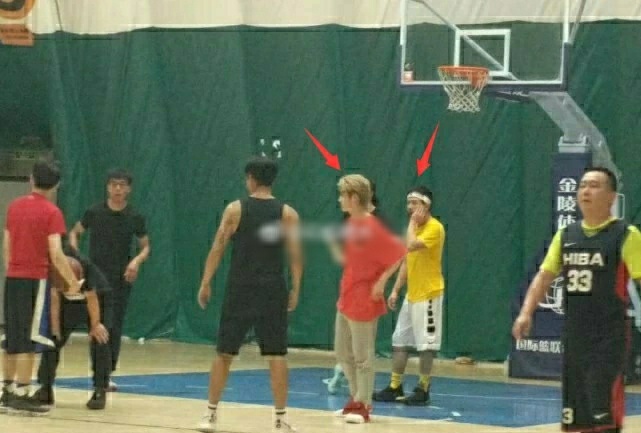 网友偶遇鹿晗邓超撒贝宁打篮球,网友偶遇鹿晗关晓彤打羽毛球