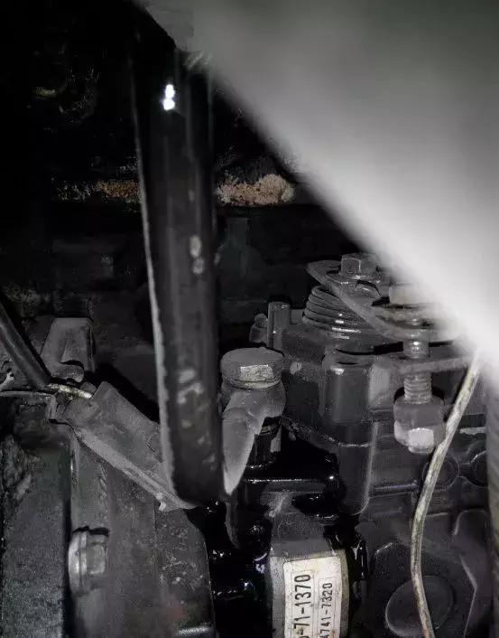 柴油发动机冒白烟启动不了,发动机尾气冒大量白烟加油无力