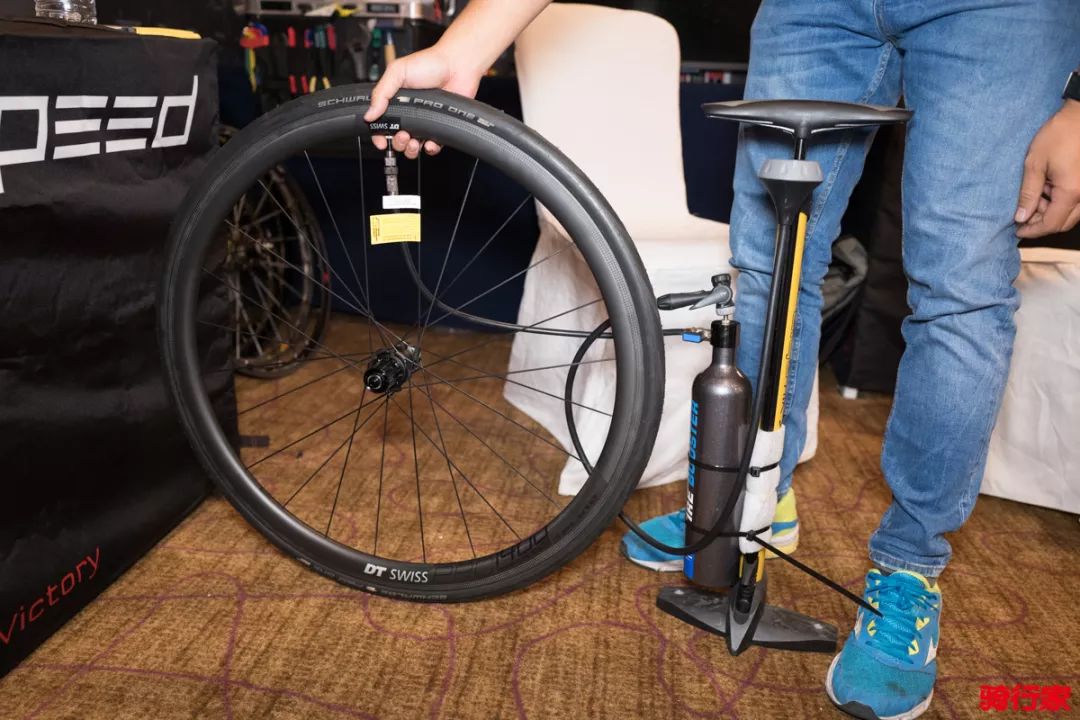 拒绝四溅的补胎液，教你优雅地改装/安装真空胎！