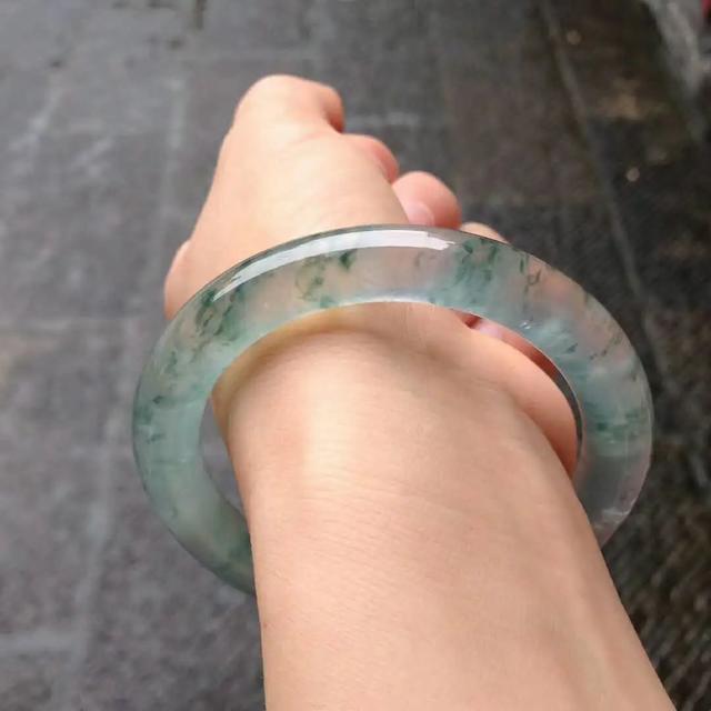 4800元翡翠原石切出5条果绿手镯,十年难得一见的翡翠原石