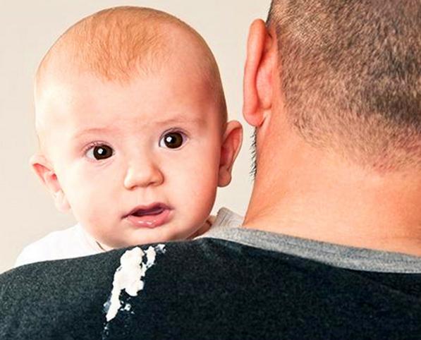 宝宝吐奶拍背的正确方法图解,宝宝吐奶呛奶拍背