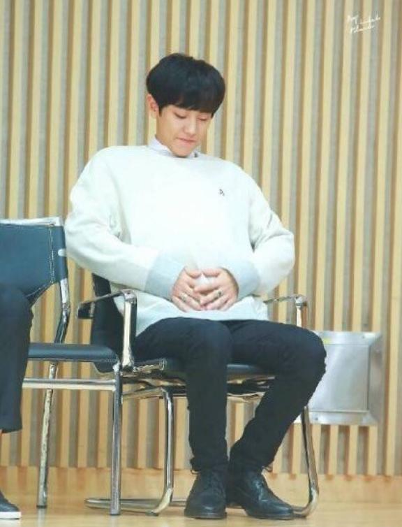 张艺兴让霓虹粉丝看抗日剧,张艺兴看金钟仁新歌