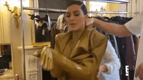 卡戴珊为好看不上厕所,穿“乳胶衣”生拉硬拽,臀大胯宽总是卡住