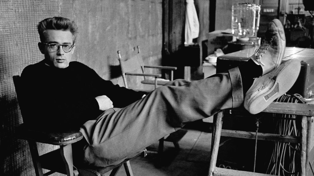 复古与潮流的帆布鞋,帆布鞋是体现休闲风的重点单品