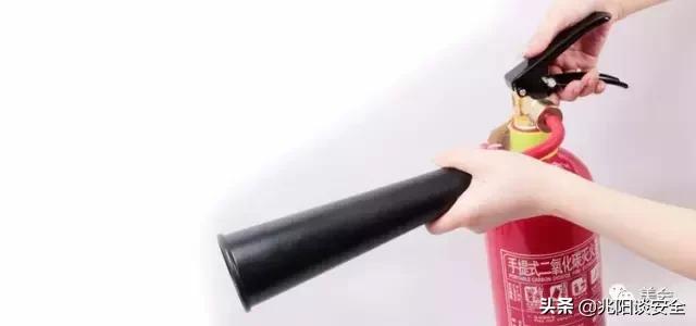 消防知识讲座推销灭火器,手机干粉灭火器知识讲解