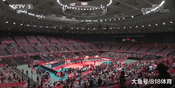 中国女排颁奖日本观众走光，日排协主席黑脸，切朱婷获奖镜头