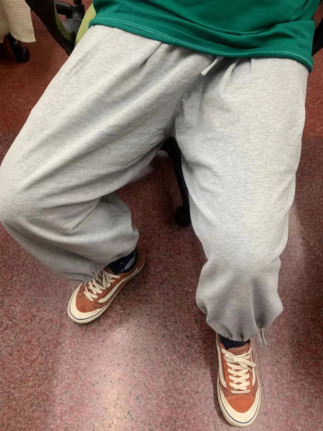 每个人的衣橱里都有一条灰色卫裤,每个人是不是都有一条灰色卫裤