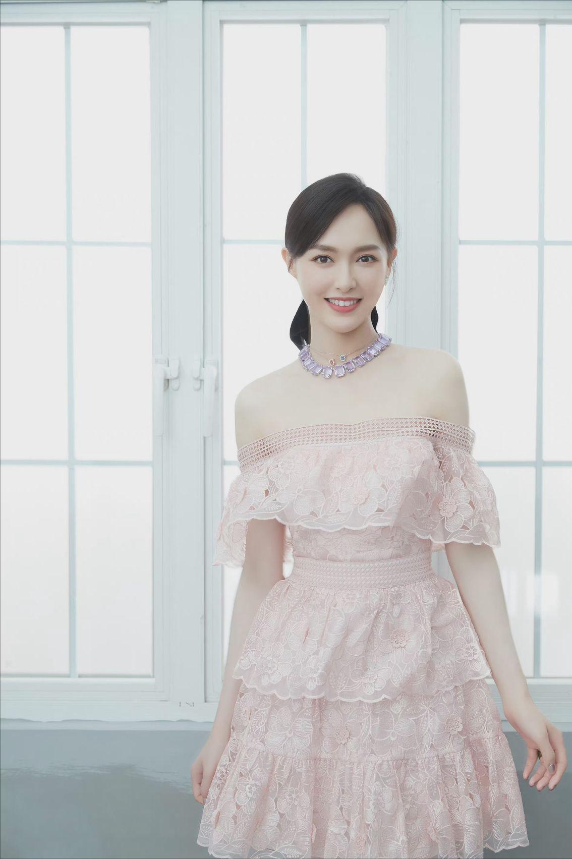 唐嫣穿礼服少女感十足,唐嫣帽子上的蝴蝶结