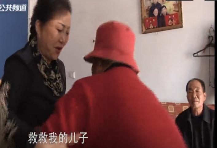 妻子用铁链将丈夫“锁”在床上，老母亲哭着：救救俺儿吧