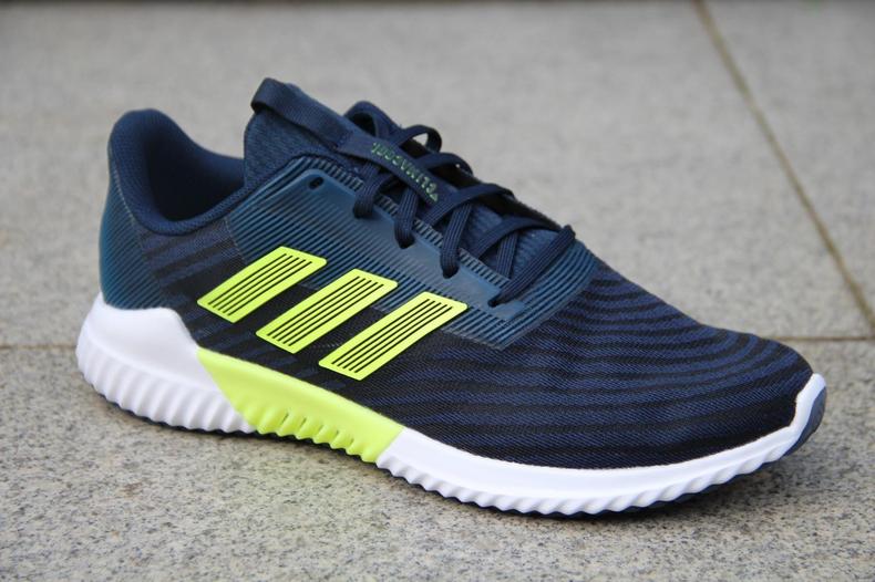 阿迪达斯清风系列跑鞋,夏季跑步阿迪套装