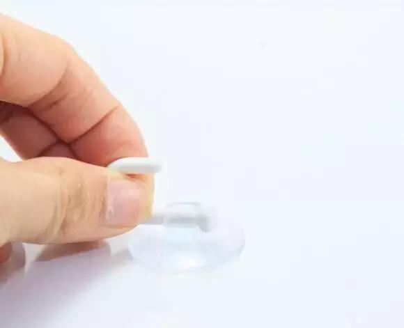 怎么挂吸盘挂钩不易掉,吸盘挂钩总往下掉一招让它变牢固