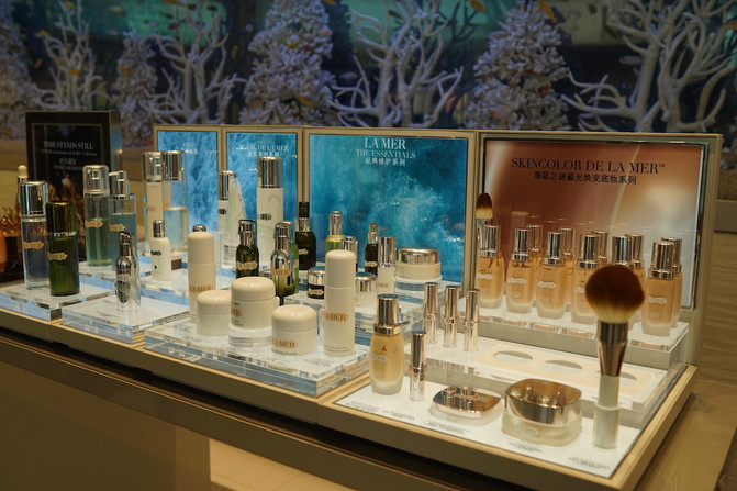 一群年轻人到三亚，摆pose，拍照