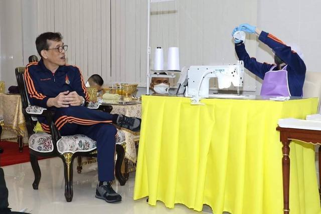 花心泰王也温柔?结婚周年陪王后穿情侣装,满脸宠溺给娇妻打下手