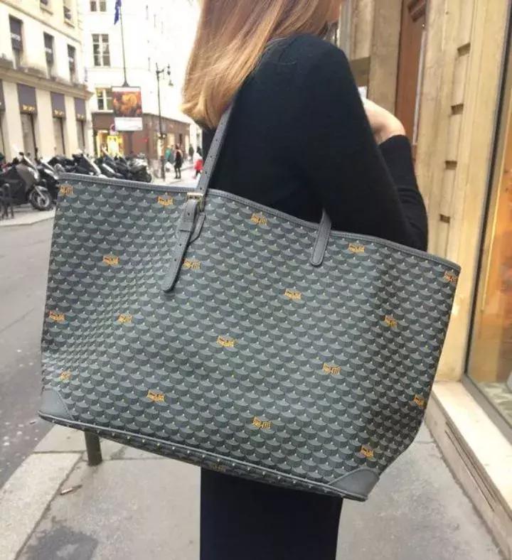 还在执迷于小包？王菲、杨幂早就背上了实用能装的...购物袋？