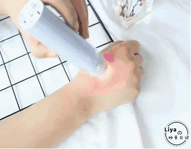 她靠“脸崩”博出位，曾经的女王要“凉凉”