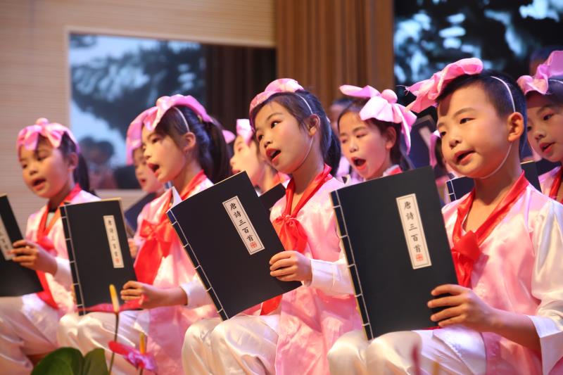 躬耕沃土,躬耕教坛数十载育得桃李满天下