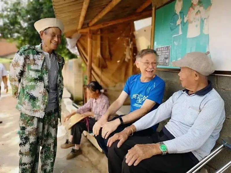 感动中国十大教育人物颁奖词,热爱教育事业的感动中国十大人物