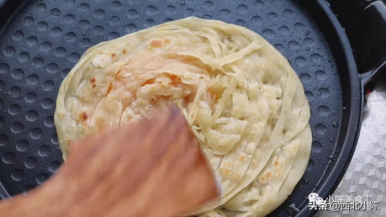 美味营养早餐“手抓饼”终于可以在家做了，按照方法操作特别简单